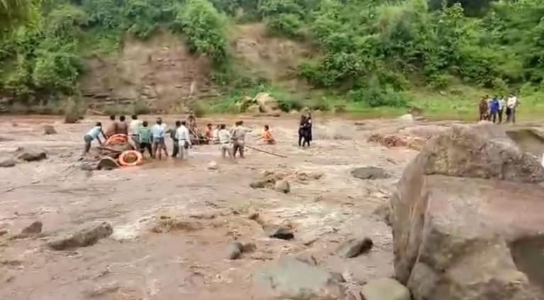 छिंदवाड़ा में सेल्फी का शौक पड़ा भारी, नदी में फंसी दो लड़कियां