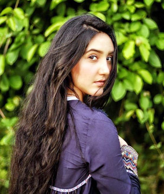 सेफ्टी के साथ स्टाइल, वायरल पटियाला बेब्स फेम अशनूर कौर का एयरपोर्ट लुक