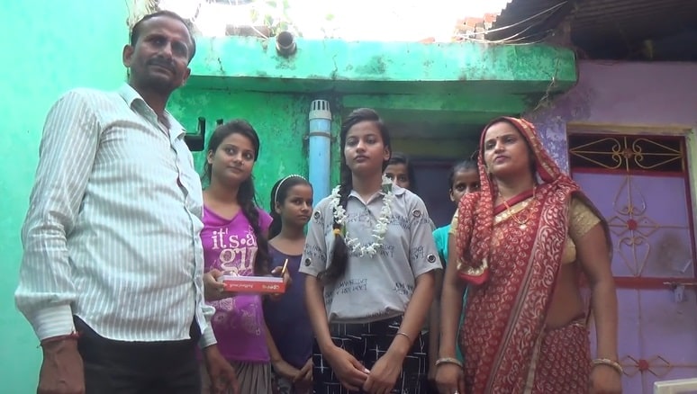 MP: पिता फुटपाथ पर बेचते हैं चप्पल, बेटी बनी 12वीं में 3rd टॉपर