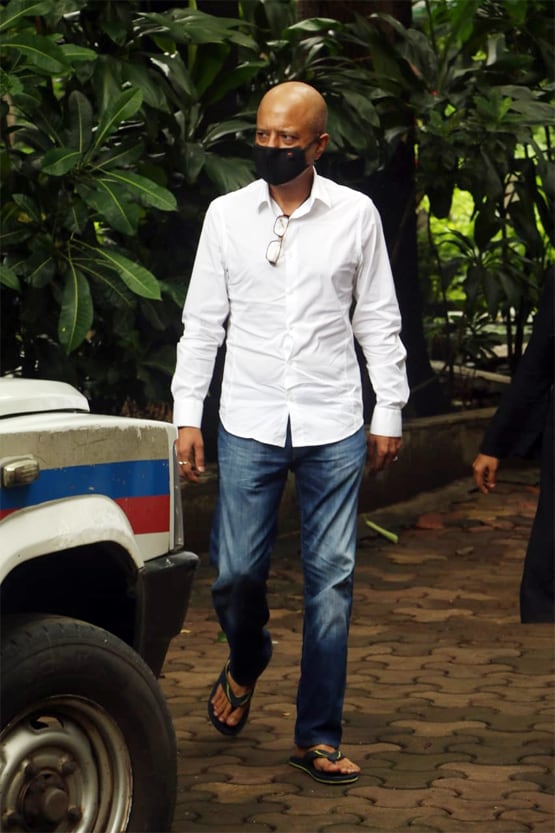 पिता जगदीप को अंतिम विदा देने पहुंचे जावेद जाफरी, संग दिखा परिवार