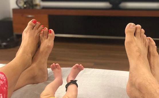 कुमकुम भाग्य फेम एक्ट्रेस ने शेयर की नन्ही बेटी के पैरों की क्यूट तस्वीरें