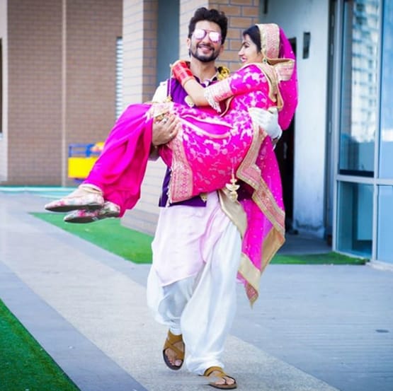 मुंह पर मास्क, हाथ में सैनिटाइजर-तलवार, कोरोना काल में यूं हुई मनीष की शादी