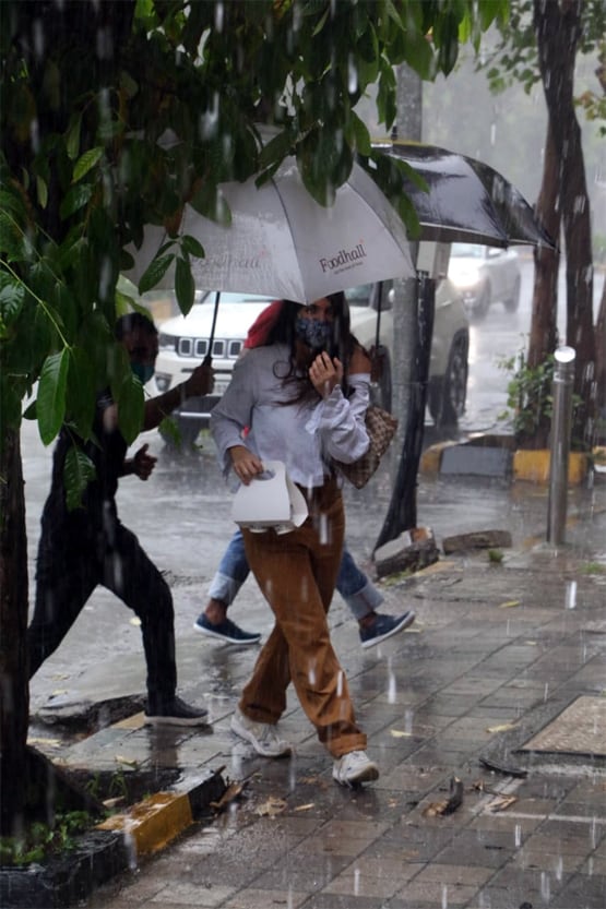 मुंबई की बारिश में गर्लफ्रेंड संग ग्रॉसरी शॉपिंग करने निकले अर्जुन रामपाल