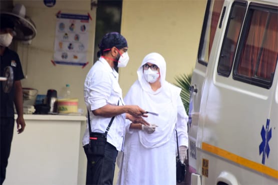 पिता जगदीप को अंतिम विदा देने पहुंचे जावेद जाफरी, संग दिखा परिवार