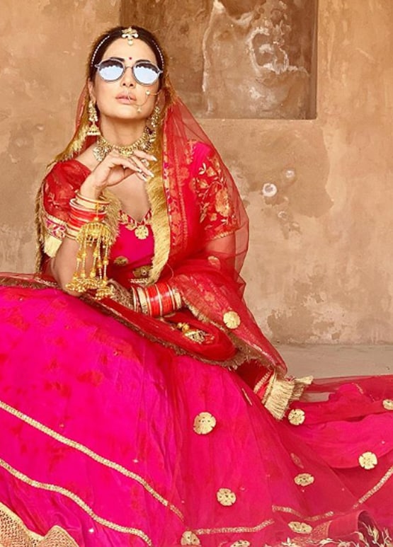लाल जोड़े पर काला चश्मा, ब्राइडल गेटअप में छाया हिना खान का स्वैग