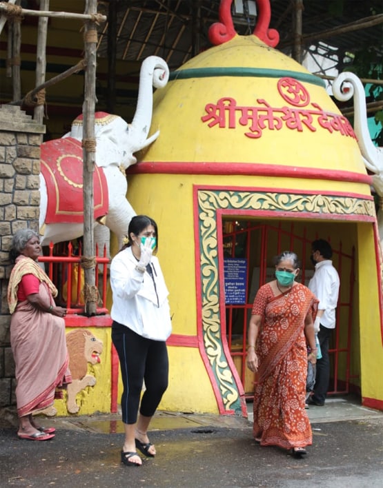 दर्शन करने मुक्तेश्वर मंदिर पहुंचीं टीवी क्वीन एकता कपूर, PHOTOS