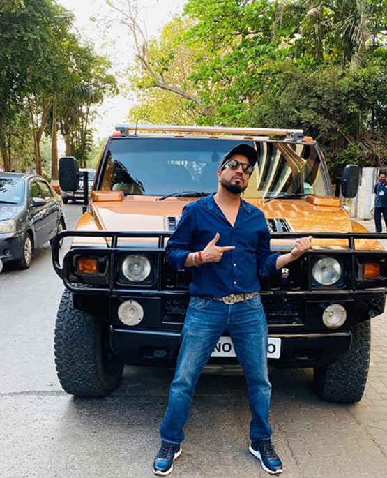 सड़क पर बांसुरी बजा रहा था शख्स, मीका सिंह ने घर बुलाकर बढ़ाया हौसला