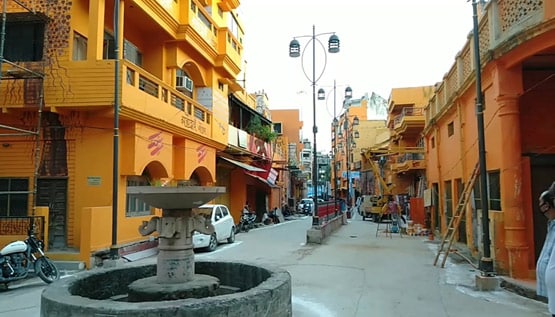 यूपी: मंत्री ने अपने मोहल्ले को भगवा में रंगवाया, विरोध करने वालों की पिटाई