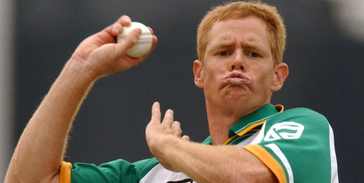 इस दिग्गज ने सचिन-वीरू के शतक को किया था नाकाम, लिए थे 10 विकेट