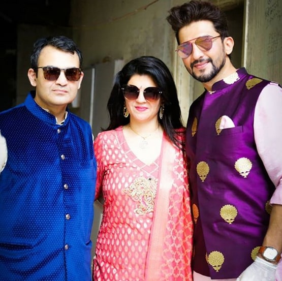 मुंह पर मास्क, हाथ में सैनिटाइजर-तलवार, कोरोना काल में यूं हुई मनीष की शादी