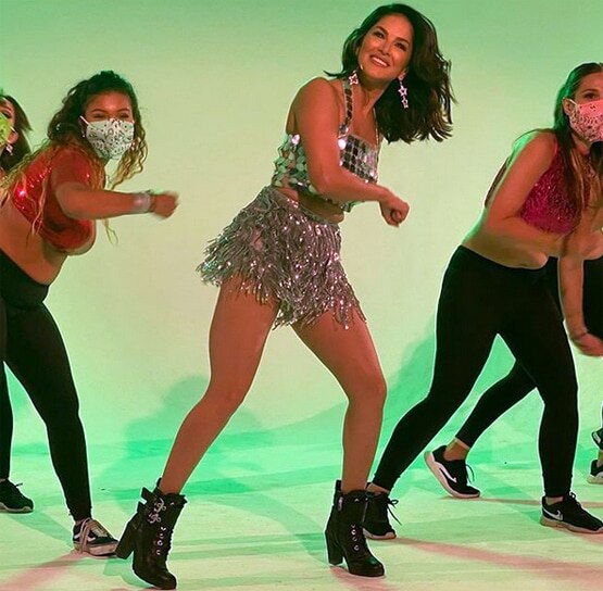 समंदर किनारे आउटिंग पर निकलीं सनी लियोनी, पति-बच्चों संग जमकर की मस्ती