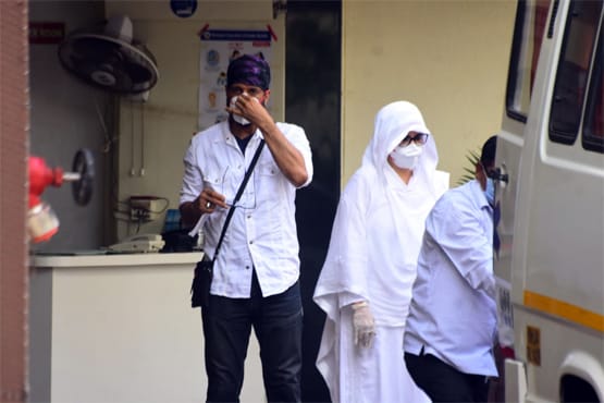 पिता जगदीप को अंतिम विदा देने पहुंचे जावेद जाफरी, संग दिखा परिवार