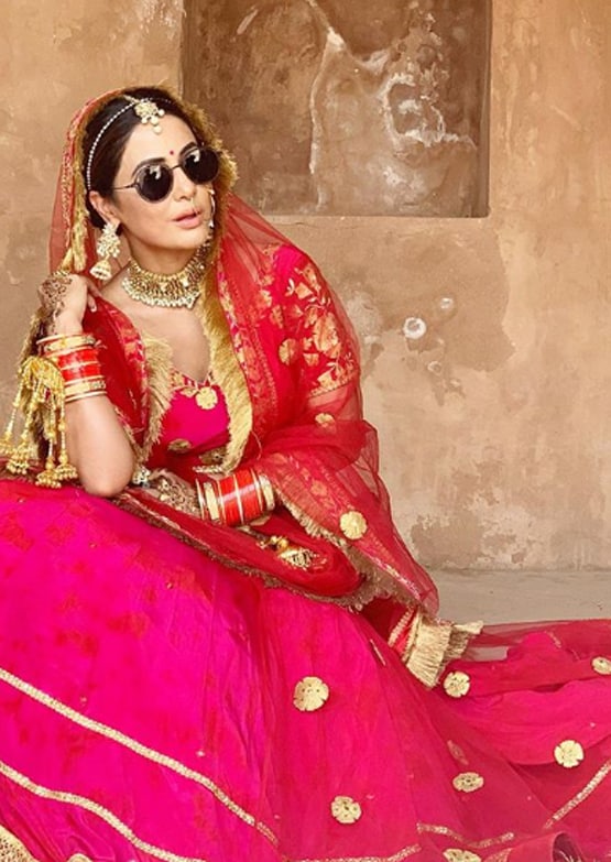लाल जोड़े पर काला चश्मा, ब्राइडल गेटअप में छाया हिना खान का स्वैग