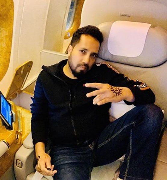 सड़क पर बांसुरी बजा रहा था शख्स, मीका सिंह ने घर बुलाकर बढ़ाया हौसला