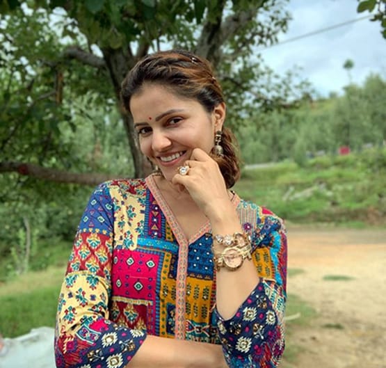 खेतों में किसानी कर रहे स्टार्स, किसी ने बोया धान, किसी ने उगाई मूली