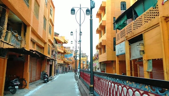 यूपी: मंत्री ने अपने मोहल्ले को भगवा में रंगवाया, विरोध करने वालों की पिटाई