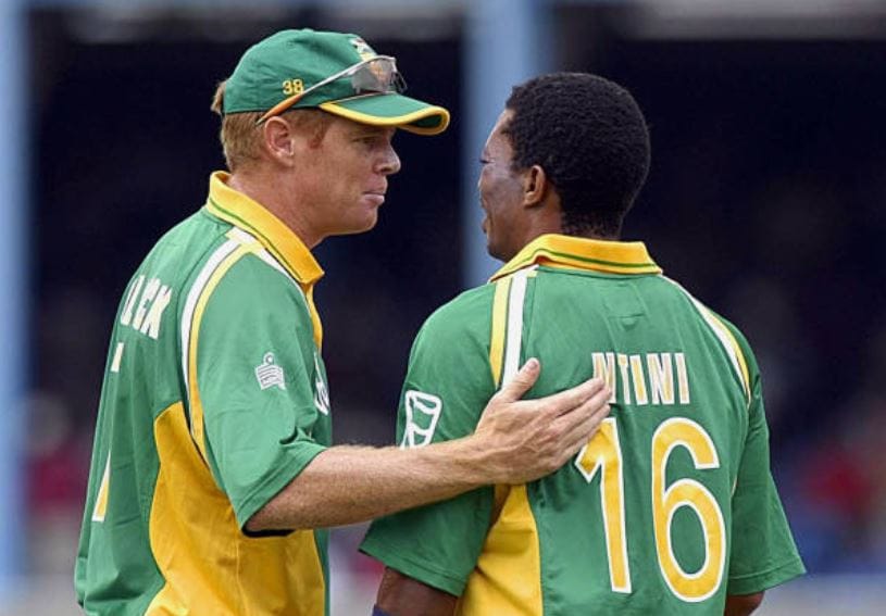 इस दिग्गज ने सचिन-वीरू के शतक को किया था नाकाम, लिए थे 10 विकेट