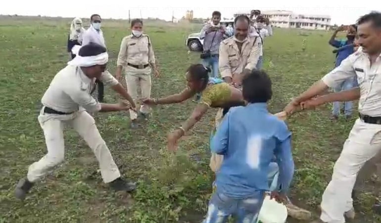 MP: अतिक्रमण हटाने गई पुलिस से किसानों की झड़प, दंपति ने पिया जहर