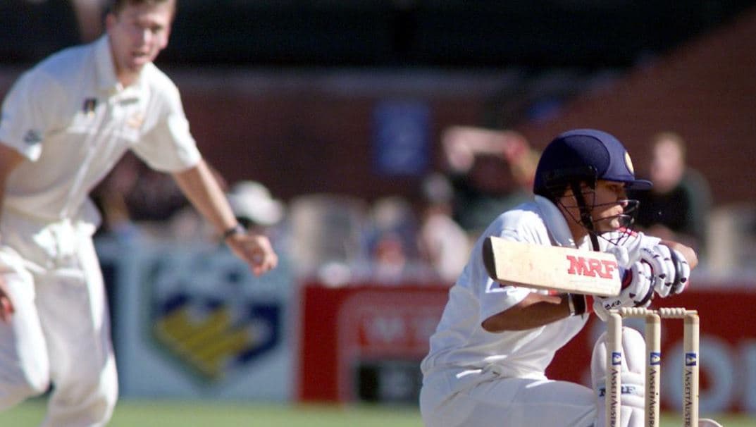 सचिन के कंधे पर लगी गेंद तो इस अंपायर ने दे दिया LBW, अब बताई वजह