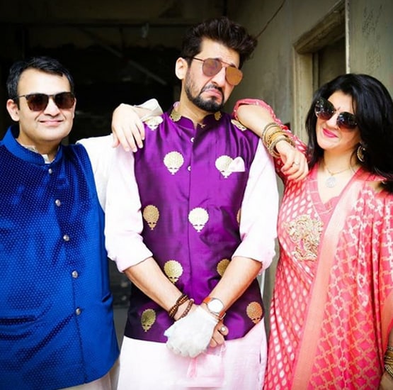 मुंह पर मास्क, हाथ में सैनिटाइजर-तलवार, कोरोना काल में यूं हुई मनीष की शादी