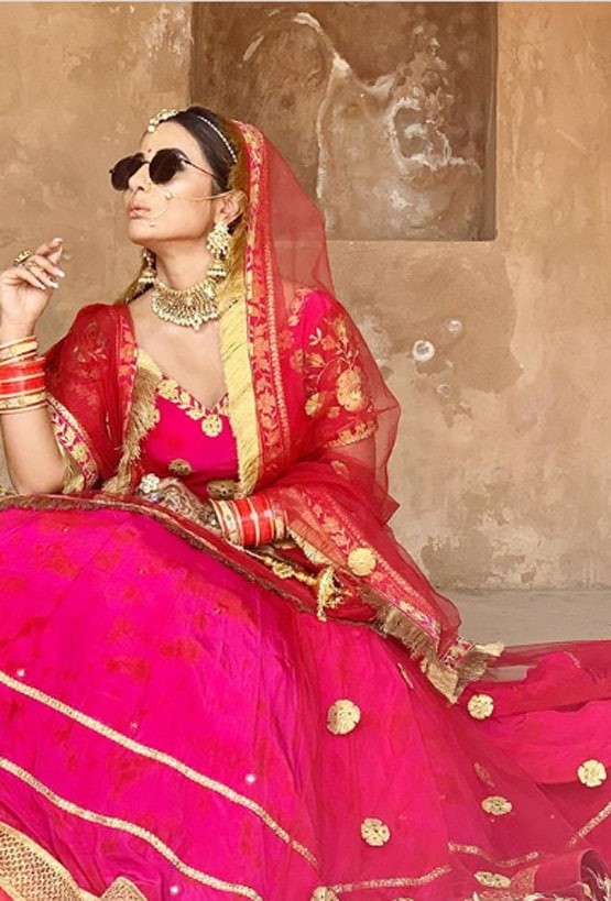 लाल जोड़े पर काला चश्मा, ब्राइडल गेटअप में छाया हिना खान का स्वैग