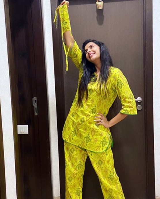 सुष्मिता की भाभी ने की सावन पूजा, मेहंदी लगाए एथनिक लुक में आईं नजर