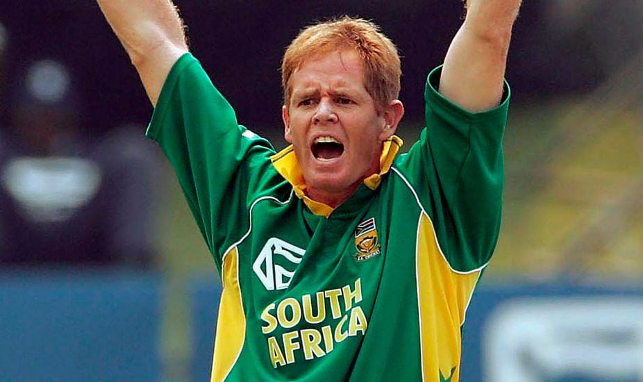 इस दिग्गज ने सचिन-वीरू के शतक को किया था नाकाम, लिए थे 10 विकेट