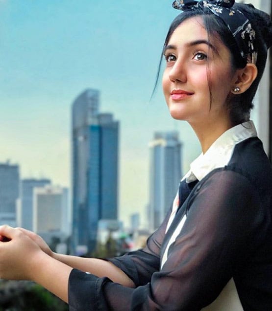 सेफ्टी के साथ स्टाइल, वायरल पटियाला बेब्स फेम अशनूर कौर का एयरपोर्ट लुक