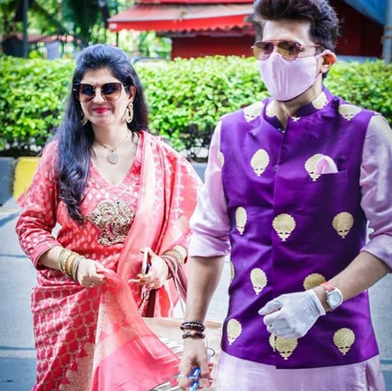 मुंह पर मास्क, हाथ में सैनिटाइजर-तलवार, कोरोना काल में यूं हुई मनीष की शादी