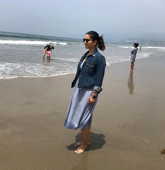 समंदर किनारे आउटिंग पर निकलीं सनी लियोनी, पति-बच्चों संग जमकर की मस्ती