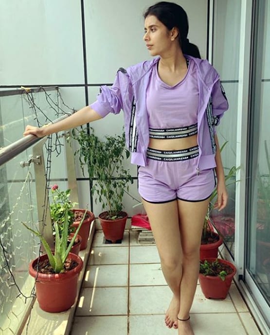 सुष्मिता की भाभी ने की सावन पूजा, मेहंदी लगाए एथनिक लुक में आईं नजर