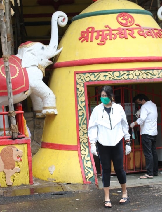 दर्शन करने मुक्तेश्वर मंदिर पहुंचीं टीवी क्वीन एकता कपूर, PHOTOS