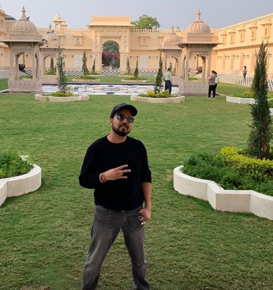 सड़क पर बांसुरी बजा रहा था शख्स, मीका सिंह ने घर बुलाकर बढ़ाया हौसला