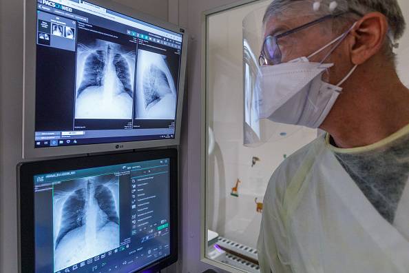 सर्दी-खांसी से पहले कोरोना के ये लक्षण आ सकते नजर, स्टडी में दावा