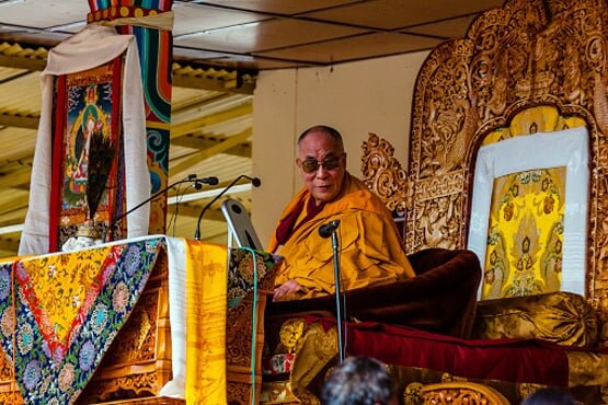 चीन की आंखों में क्यों चुभते हैं भारत में रह रहे बौद्ध गुरु दलाई लामा?