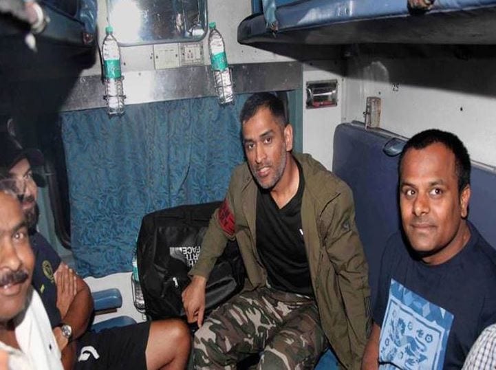 धोनी ने इस दोस्त से सीखा हेलिकॉप्टर शॉट, बदले में खिलाते थे गर्म समोसे