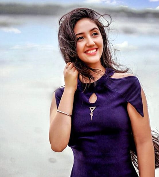 सेफ्टी के साथ स्टाइल, वायरल पटियाला बेब्स फेम अशनूर कौर का एयरपोर्ट लुक