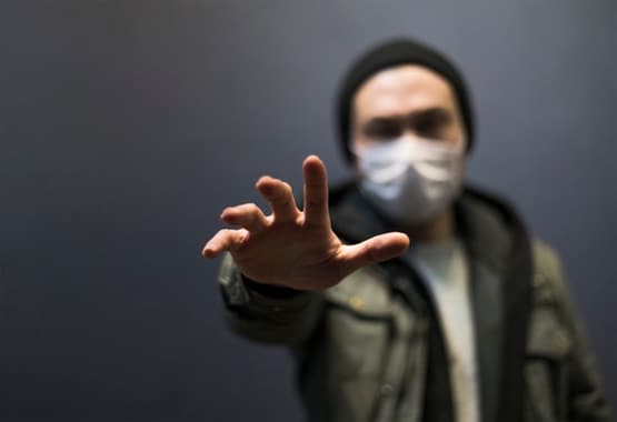 युवाओं में दिख रहा है कोरोना का खतरनाक रूप, एक्सपर्ट ने किया आगाह