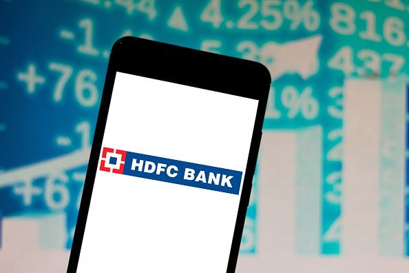 HDFC बैंक: आदित्य पुरी ने बेचे अपने 842 करोड़ के शेयर, स्टॉक लुढ़का