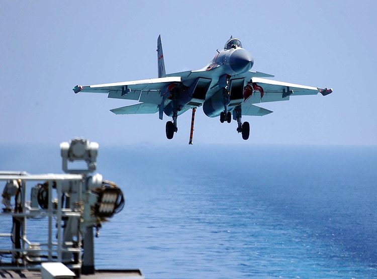 राफेल भारत आया, उधर चीन ने युद्धपोत पर पूरा किया ये बड़ा काम