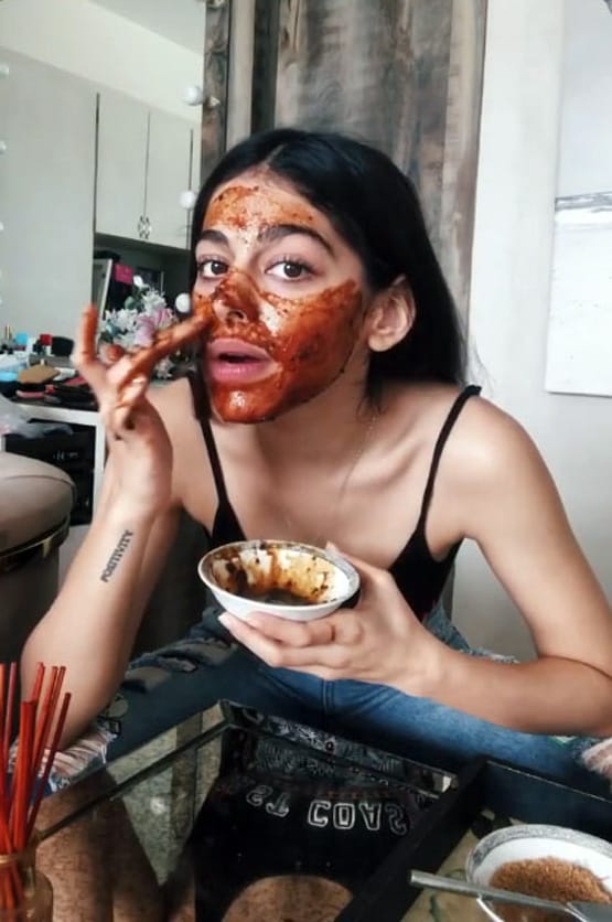 करीना से लेकर दीपिका तक, जानिए इन अभिनेत्रियों की दमकती त्वचा का राज