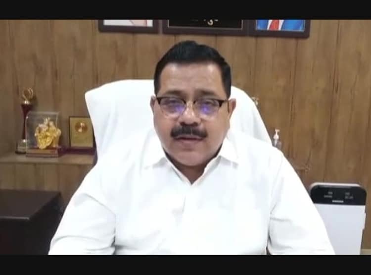 सरकारी एंबुलेंस में रोमांस, आपत्तिजनक वीडियो हुआ वायरल