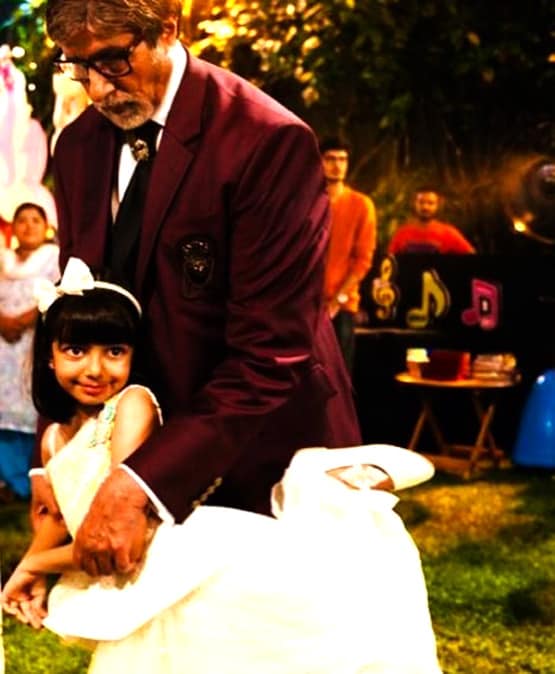 डिस्चार्ज के वक्त दादा अमिताभ से मिली आराध्या, बोलीं- रोना मत