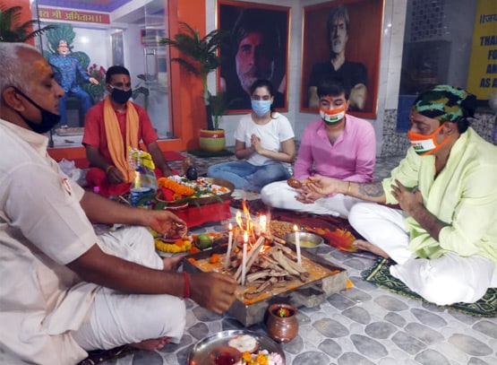 देशभर में पूजा और प्रार्थना, अमिताभ जल्द तोड़ें कोरोना की जंजीर