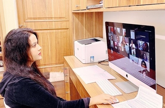 मीटिंग में कागज पर लिखा, 'फोटो लेते रहो', पूर्व CM की पत्नी अमृता हुईं ट्रोल