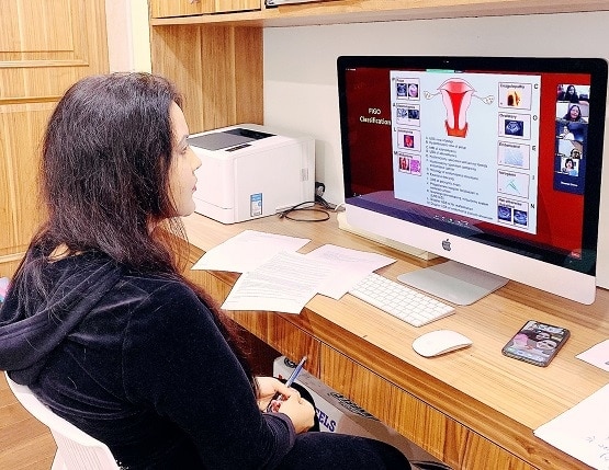 मीटिंग में कागज पर लिखा, 'फोटो लेते रहो', पूर्व CM की पत्नी अमृता हुईं ट्रोल