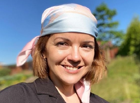 लाइव शो में एंकर के दांत निकल कर गिर गए, फिर भी जारी रखा प्रोग्राम