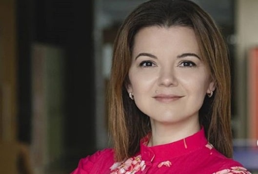 लाइव शो में एंकर के दांत निकल कर गिर गए, फिर भी जारी रखा प्रोग्राम