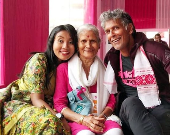 81वें बर्थडे पर मिलिंद सोमन की मां ने लगाए पुशअप्स, शेयर किया Video