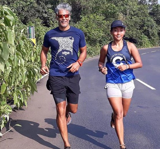 81वें बर्थडे पर मिलिंद सोमन की मां ने लगाए पुशअप्स, शेयर किया Video